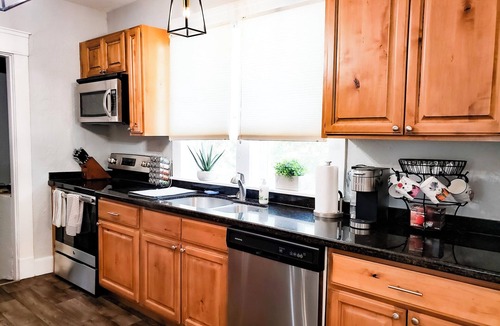 Capitol Hill House | PROMO 30 DAY STAYS, Private Home, Backyard Refuge,BBQ, Walk to Dwntwn, Pets, Spa