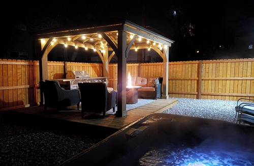 Capitol Hill House | PROMO 30 DAY STAYS, Private Home, Backyard Refuge,BBQ, Walk to Dwntwn, Pets, Spa