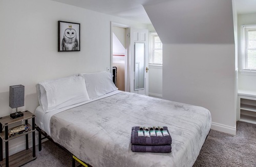 Rochester House | PROMO 5% WEEKLY/10% MONTHLY DISCOUNT ~Hot Tub~ Home by UofR close to Dwnt/AiprT