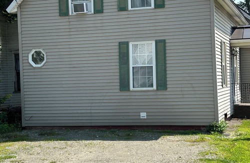 Skowhegan Apartment | Quaint apartment with AC 2 blocks from downtown shopping, restaurants & river