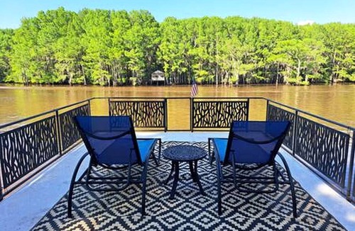 Uncertain Cabin | Quaint Lakefront Cabin Incredible for Water and Outdoor Adventures in Texas