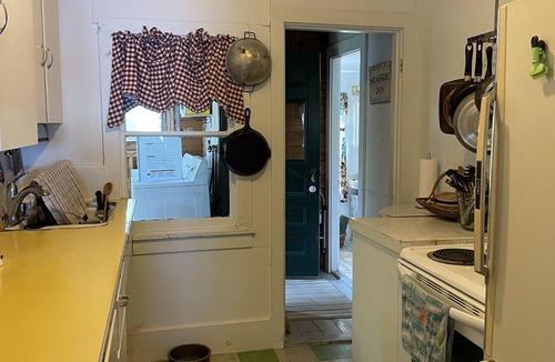 Brooksville Cottage | Quaint Waterfront Cottage