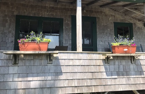 Brooksville Cottage | Quaint Waterfront Cottage
