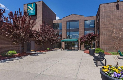 Lansing Hotel | Quality Suites Lansing West
