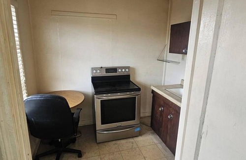 Central City Apartment | Queen Bed | Non-Smoking