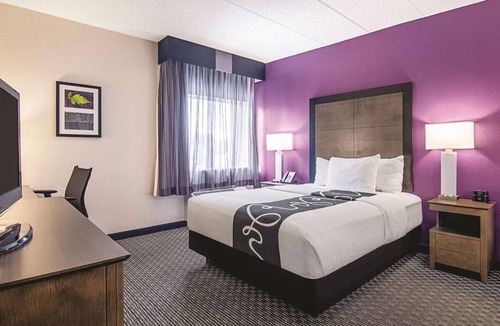 Portland Hotel | Queen Comfort Room, La Quinta Wyndham, Breakfast Included, Close to Downtown