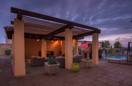 Irving Apartment | Queen Studio Suite with Full Kitchen Comfort