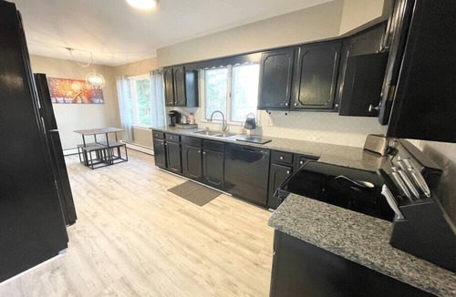 Queensbury House | 🌞 Queensbury Sunlit Getaway: 3-Bedroom Retreat 🌿