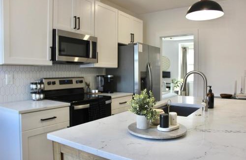 Peckville House | Quick Access to Downtown Stadiums North Shore