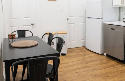 Bedford House | Quiet 2BR Home Fast Wi-fi/Parking & Laundry
