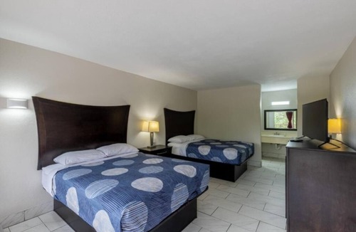 Beeville Hotel | Quiet Budget Stay Near Beeville Country Club | 4 Rooms Perfect for Group Stays!