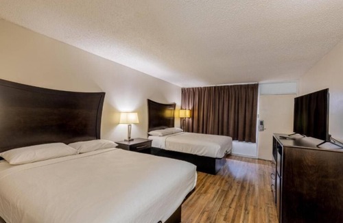 Beeville Hotel | Quiet Budget Stay Near Beeville Country Club | 4 Rooms Perfect for Group Stays!