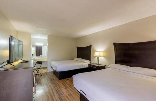 Beeville Hotel | Quiet Budget Stay Near Beeville Country Club | 4 Rooms Perfect for Group Stays!