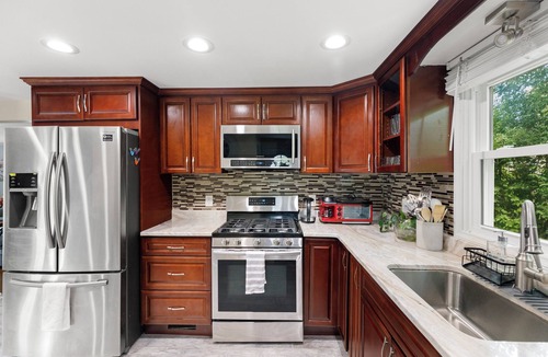 Hartford House | Quiet Comfy Getaway 3 BDR home. Close to Bradley Airport.