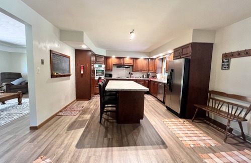 New Castle House | Quiet country setting with walking trails and large pond