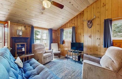 Ellsworth House | Quiet lakefront cottage with a firepit, private beach, & two kayaks