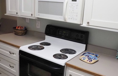 Wyandotte Cottage | R&R Retreat w/Lake Access. Grand Lake Grove, OK