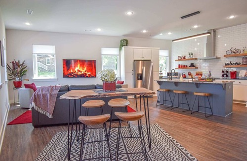 Fayetteville House | Razorblock South - 1 mi from DT - 3 blocks to UofA