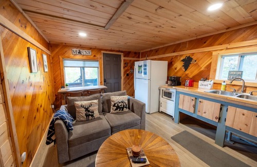 Northeast Somerset Cabin | Rebecca - Cabin 1 · Lawrence`s Lakeside Cabins | `Rebecca` Charming Studio Cabin