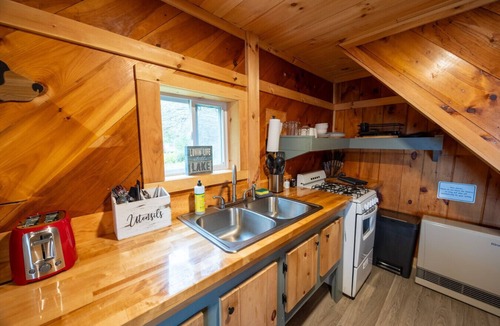 Northeast Somerset Cabin | Rebecca - Cabin 1 · Lawrence`s Lakeside Cabins | `Rebecca` Charming Studio Cabin