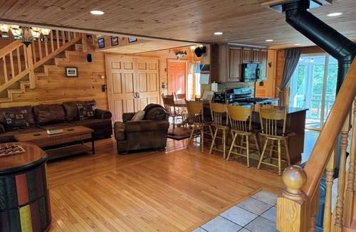 West Bridgton Cabin | Recharge and reconnect at the Red Fox Retreat! 1 mile to Pleasant Mt. ski area