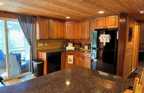 West Bridgton Cabin | Recharge and reconnect at the Red Fox Retreat! 1 mile to Pleasant Mt. ski area