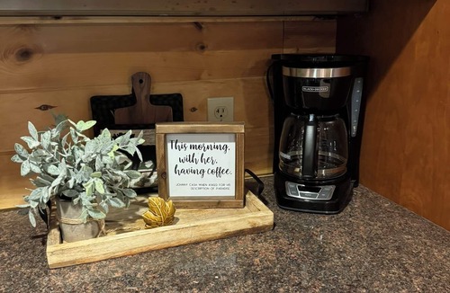 West Bridgton Cabin | Recharge and reconnect at the Red Fox Retreat! 1 mile to Pleasant Mt. ski area