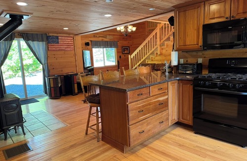 West Bridgton Cabin | Recharge and reconnect at the Red Fox Retreat! 1 mile to Pleasant Mt. ski area