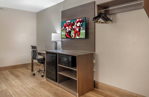 West Glens Falls Hotel | Red Roof Inn Queensbury