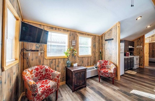 Broken Bow Cabin | Redwood: Sleep 4, Tiny Cabin, Pets, Near Lake/Park