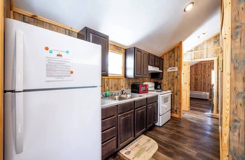 Broken Bow Cabin | Redwood: Sleep 4, Tiny Cabin, Pets, Near Lake/Park