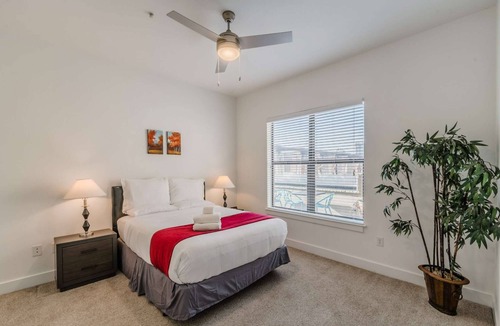 Oak Lawn Apartment | Regal Stays|Corporate Apartment|Prime Location|West Village