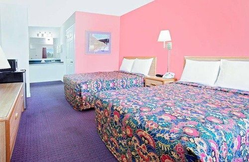 Muskogee Hotel | Relax and Recharge in Knights Inn Muskogee! 3 Convenient Units, Free Parking