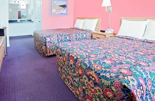 Muskogee House | Relax and Recharge in Knights Inn Muskogee! 4 Great Units, Pet-friendly Property