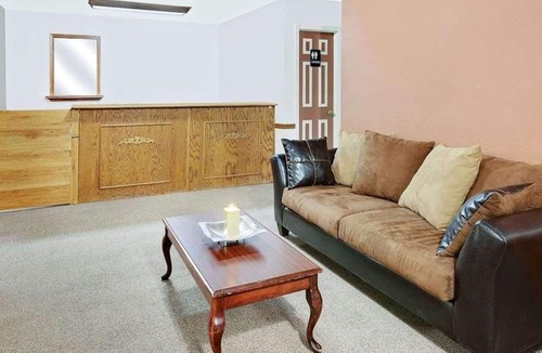 Muskogee House | Relax and Recharge in Knights Inn Muskogee! 4 Great Units, Pet-friendly Property