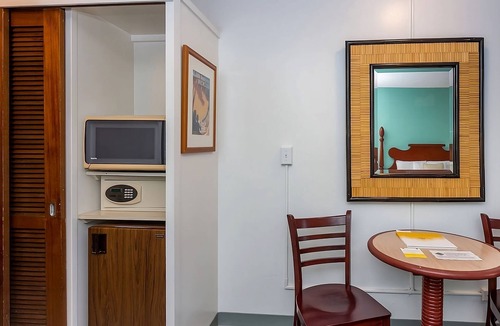 Ala Moana House | Relax and Unwind! 4 Beautiful Units, Pet-Friendly Property, Onsite Pool