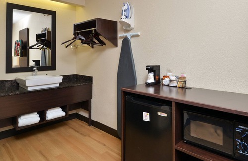 Secaucus House | Relax and Unwind! Pets Allowed, Free Parking, Short Drive to MetLife Stadium