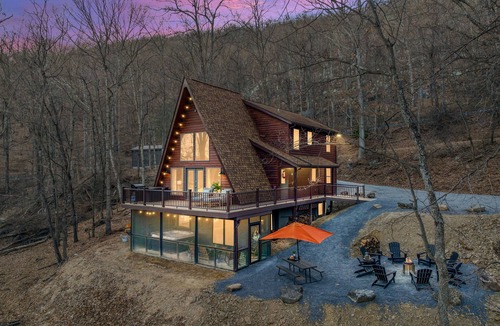Berkeley Springs Cabin | 🕶️RELAX Here🌺5 MASTER suites🌲PREMIER HOST🥇Close to town🪴Peaceful Wooded Setting⭐️