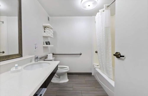 East Texas Hotel | Relax in Style in 2 Rooms Near Trexler Nature Preserve - Breakfast Included