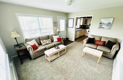Waterford House | Relax in the Orchard ~ Sleeps 5, clean & bright, large deck & fire pit