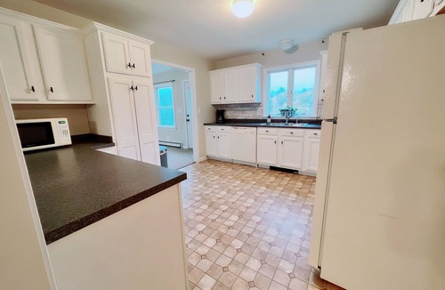 Waterford House | Relax in the Orchard ~ Sleeps 5, clean & bright, large deck & fire pit