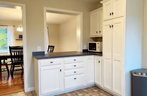 Waterford House | Relax in the Orchard ~ Sleeps 5, clean & bright, large deck & fire pit