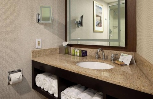 South Portland Hotel | Relax Near Old Port Portland l w/Heated Indoor Pool & Free Parking
