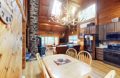 Trenton Cottage | Relaxing 3BR Fireplace Deck Fire Pit