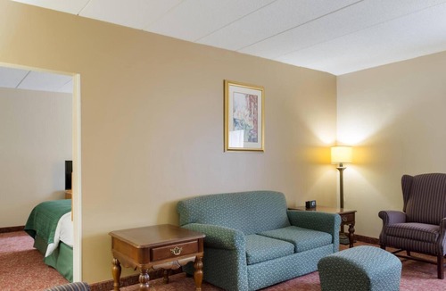 Smithfield Hotel | Relaxing Accommodation near Bally's Twin River Lincoln | Free Parking & Bfast!