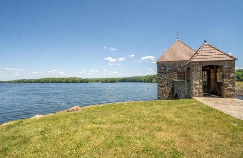 Westford House | Relaxing Chalet Near Lake with Outdoor Living