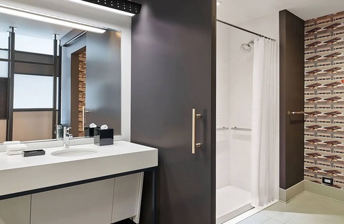 Portland Hotel | Relaxing Couple Pet-Friendly Stay | Seafood & Portland Attractions