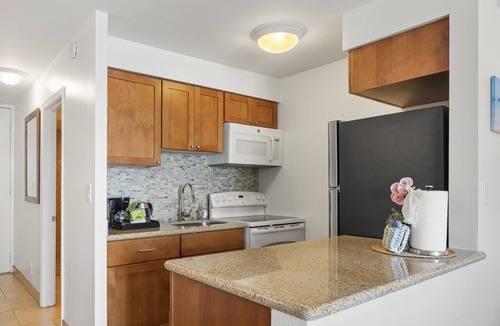 Historic Lahaina Front Street Apartment | Relaxing Oceanfront Escape – Lahaina Shores 421