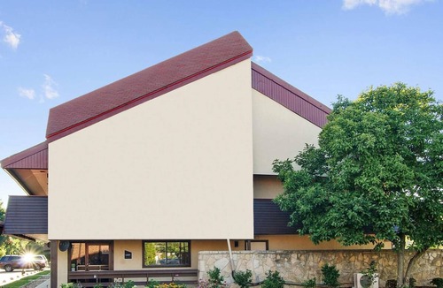 North Canton House | Relaxing Room Near Akron-Canton Airport, Ideal for Travelers on the Go