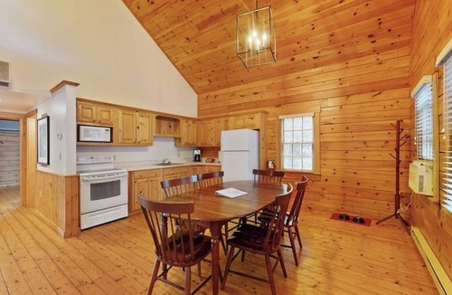Northport Cabin | Relaxing three-bedroom dog-friendly cabin w/full kitchen, firepit & A/C
